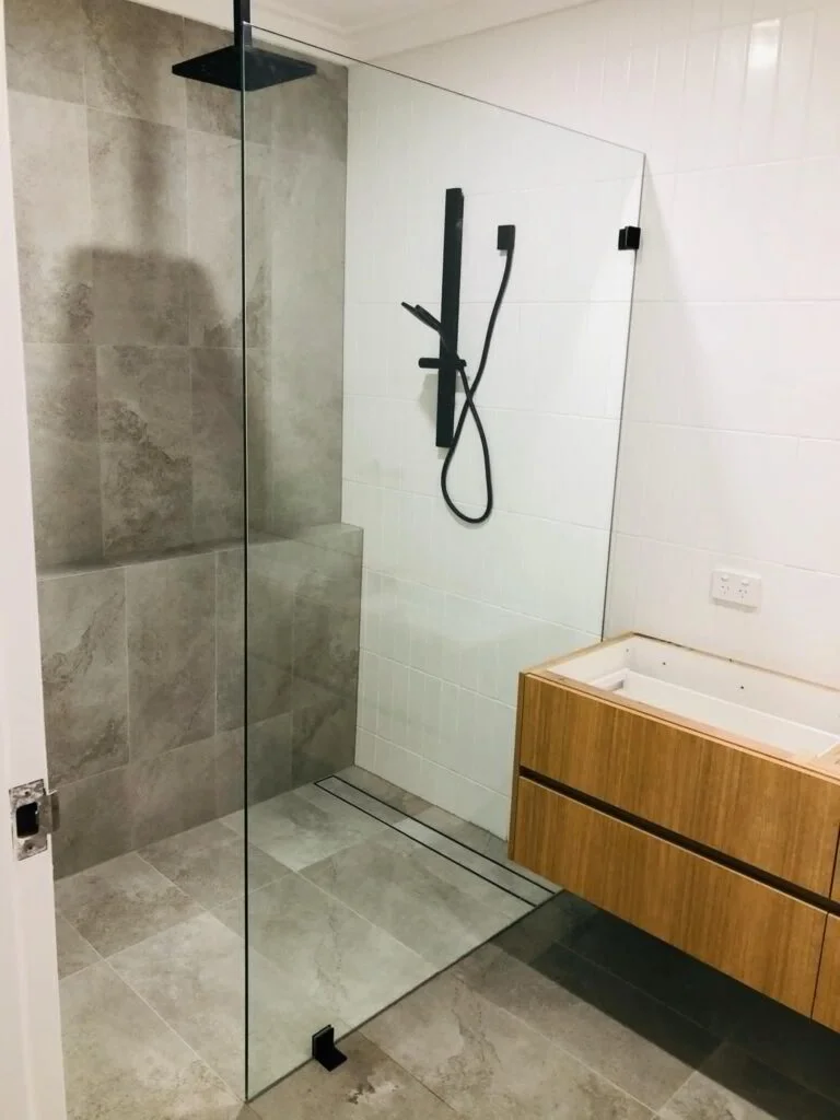 Frameless shower screen